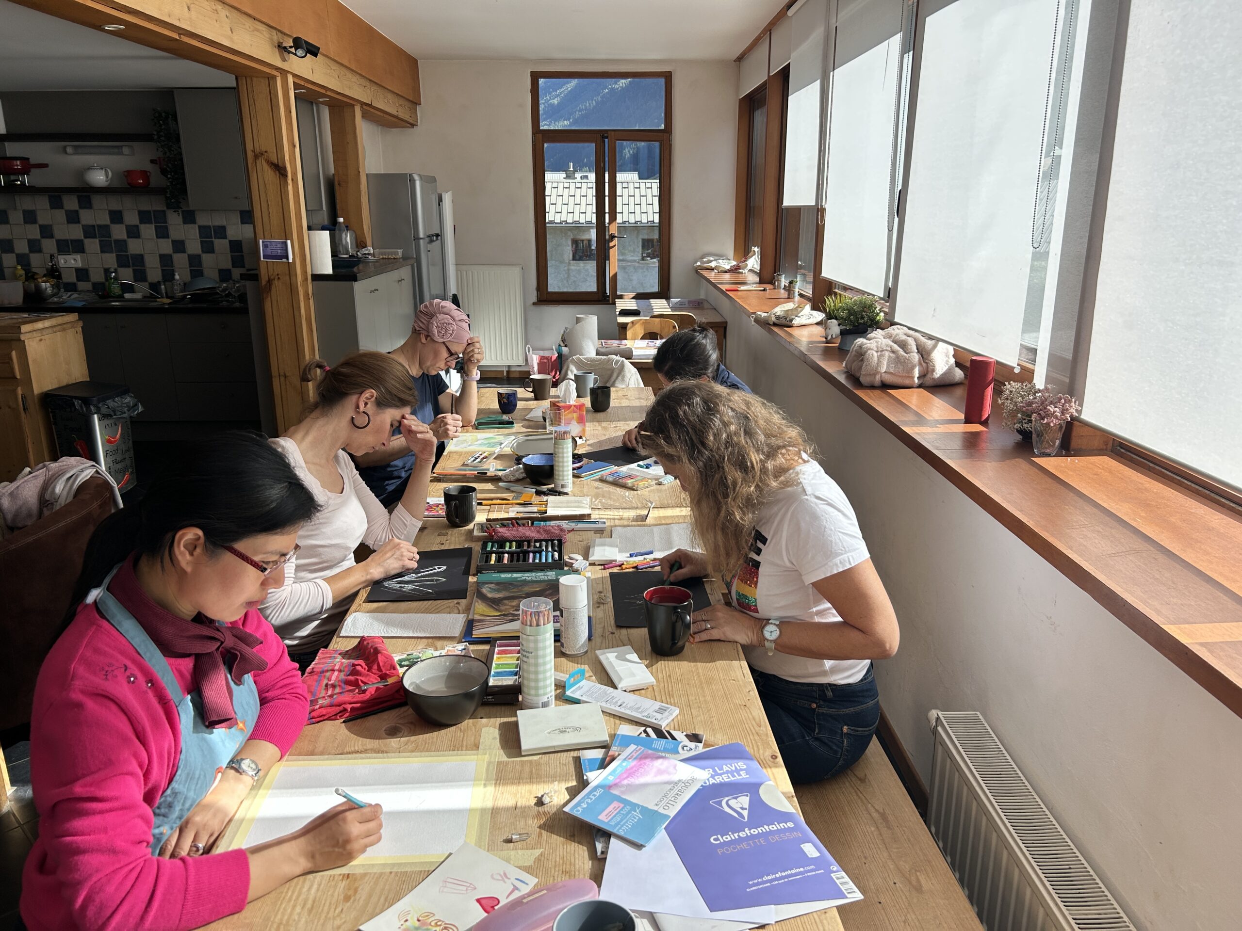 un atelier d'expression artistique pour expérimenter comment extérioriser vos émotions, les mettre en formes, en couleurs et les laisser partir, libérateur.